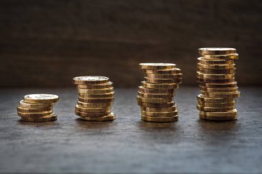 Masaya yığılmış bir sürü sarı, altın sikke, iş büyümesi, mevduat, bileşik faiz kavramı