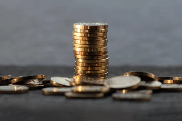 Dinheiro Fundo Moedas Empilhadas Espalhadas Sobre Mesa Conceito Depósitos Bancários — Fotografia de Stock