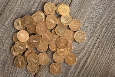 Ahşap bir masada 10 ruble değerinde bozuk paralar, Rus rublesi arkaplan