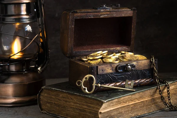 Ξύλινο Μπαούλο Χρυσά Νομίσματα Και Κλειδί Θησαυρού Έννοια Του Πλούτου — Φωτογραφία Αρχείου