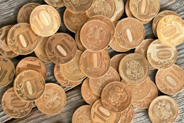 Ahşap bir masada 10 ruble değerinde bozuk paralar, Rus rublesi kapanıyor.