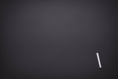 siyah boş, karatahta ve beyaz tebeşir, okul boş tahta, metin için arkaplan, harf, yeni okul yılı konsepti, metin için alan, tasarım için makara