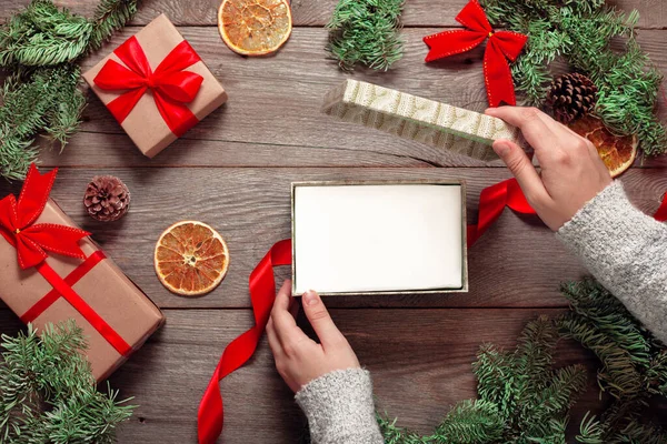 Karácsonyi Ajándék Háttér Kéz Kinyit Egy Karácsonyi Ajándék Egy Asztalra — Stock Fotó