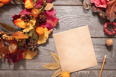 Şükran Günü sonbahar arkaplanı, ahşap masa üzerinde sonbahar yaprakları, boş alan, metin için boş el işi kağıt, tasarım için model, üst görünüm