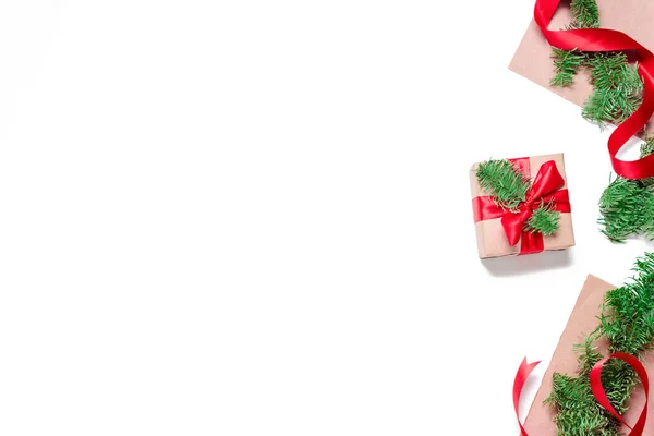 Weihnachten Layout Auf Weißem Hintergrund Fichtenzweige Geschenk Bänder Bastelpapier Freier — Stockfoto