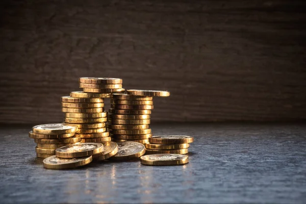 Münzturm Münzen Nahaufnahme Hintergrund Geld Goldmünzen Auf Dunklem Hintergrund Sparkonzept — Stockfoto