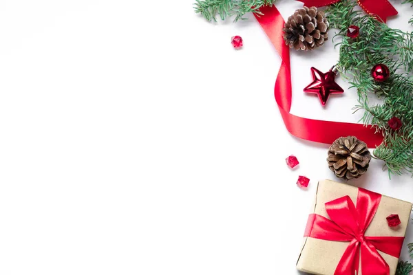 Рождественская Планировка Подарками Новогодними Украшениями Красными Лентами Зелеными Елочными Ветвями — стоковое фото