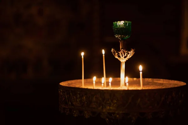 Κέρινες Βαφές Που Καίγονται Στο Σκοτάδι Του Ναού Ένα Κερί — Φωτογραφία Αρχείου