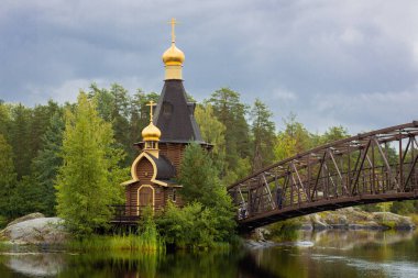 Havari Andrew 'un tapınağı Vuoksa nehrinde, nehir adasında küçük ahşap bir kilise, Rus Ortodoks Kilisesi tapınağı, Leningrad bölgesi, Priozersky bölgesi, Rusya, 21 Ağustos 2021