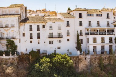İspanya, Ronda Endülüs, Temmuz 2019: Ronda 'daki uçurum kanyon köprüsünün kenarındaki ünlü beyaz evler, turistik bir eğlence merkezi, toprak damgasıdır.