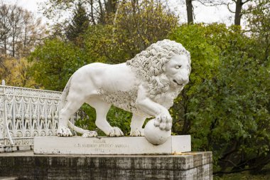 Rusya, Saint-Petesburg, Ekim 2020: St. Petersburg 'daki Yelagin Adası' ndaki Central Park of Culture and Recreation 'da bulunan bir sarayın yakınındaki antik aslan heykelleri