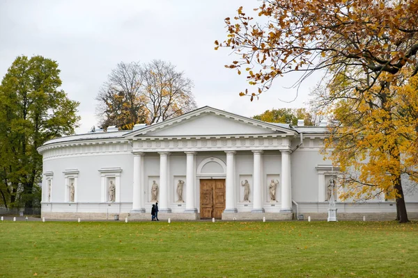 Rusia Saint Petesburg Octubre 2020 Palacio Con Esculturas Antiguas Junto —  Fotos de Stock