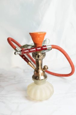 Beyaz arka planda elma aromalı nargile tüttüren cam Arap.