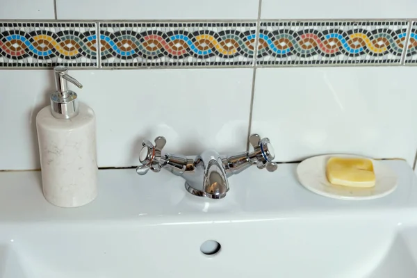 Silber Metall Glänzende Retro Wasserhahn Schalter Badewanne Mit Strömendem Wasser — Stockfoto