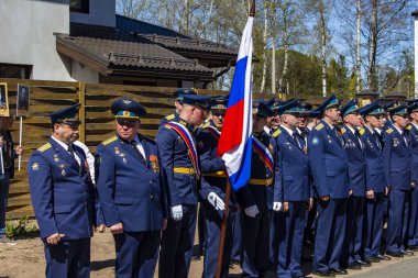 Saint-Petesbur, Rusya, Mayıs 2020: 2. Dünya Savaşı 'nın zafer gününde Rus bayrağıyla yürüyen askerler 