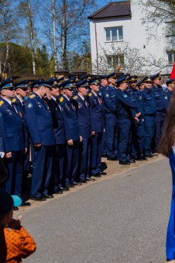 Saint-Petesbur, Rusya, Mayıs 2020: 2. Dünya Savaşı 'nın zafer gününde Rus bayrağıyla yürüyen askerler 