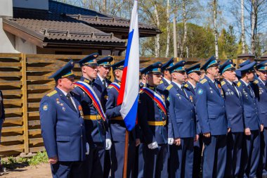 Saint-Petesbur, Rusya, Mayıs 2020: 2. Dünya Savaşı 'nın zafer gününde Rus bayrağıyla yürüyen askerler 