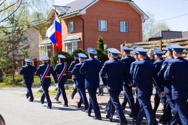 Saint-Petesbur, Rusya, Mayıs 2020: 2. Dünya Savaşı 'nın zafer gününde Rus bayrağıyla yürüyen askerler 