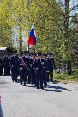 Saint-Petesbur, Rusya, Mayıs 2020: 2. Dünya Savaşı 'nın zafer gününde Rus bayrağıyla yürüyen askerler 