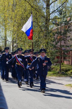 Saint-Petesbur, Rusya, Mayıs 2020: 2. Dünya Savaşı 'nın zafer gününde Rus bayrağıyla yürüyen askerler 