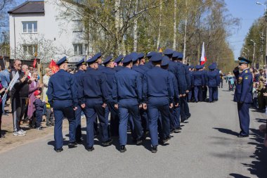 Saint-Petesbur, Rusya, Mayıs 2020: 2. Dünya Savaşı 'nın zafer gününde Rus bayrağıyla yürüyen askerler 