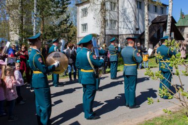 Saint-Petesbur, Rusya, Mayıs 2020: 2. Dünya Savaşı 'nın zafer gününde Rus bayrağıyla yürüyen askerler 