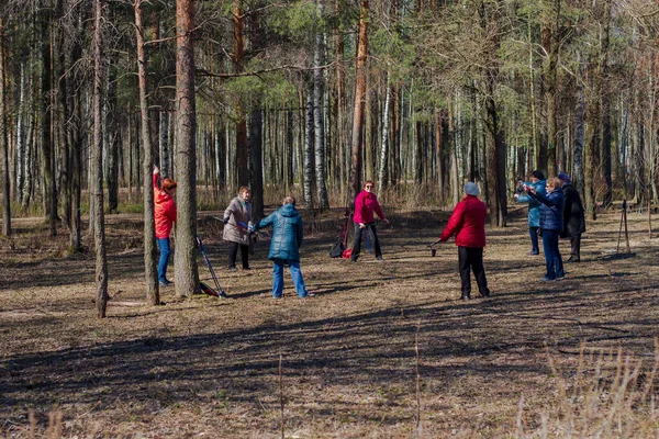 Saint Petesbur Rusia Mayo 2021 Grupo Ancianas Bosque Hacen Ejercicios —  Fotos de Stock