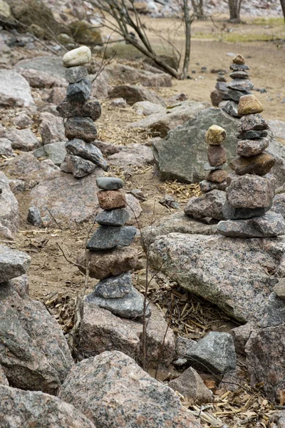 Zen Pila Piedras Piedras Bosque Oscuro Símbolo Armonía Equilibrio — Foto de Stock