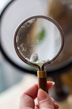 Tepe üzerinde eski model vintro loup büyüteç grubu, arama konsepti