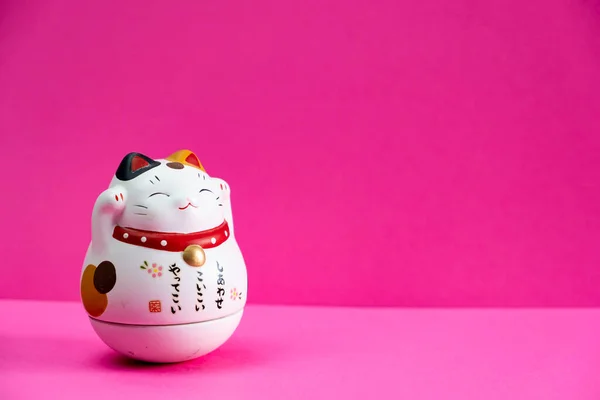 Керамічний Японець Манекі Неко Удачі Рожевому Тлі Символізує Багатство Стокове Зображення