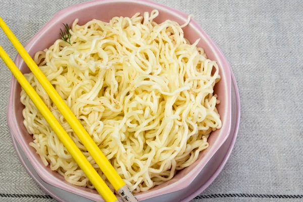 Macarrão Instantâneo Rápido Com Salsa Uma Tigela Rosa Toalha Mesa — Fotografia de Stock