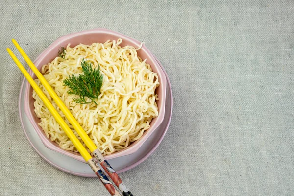 Macarrão Instantâneo Rápido Com Salsa Uma Tigela Rosa Toalha Mesa — Fotografia de Stock