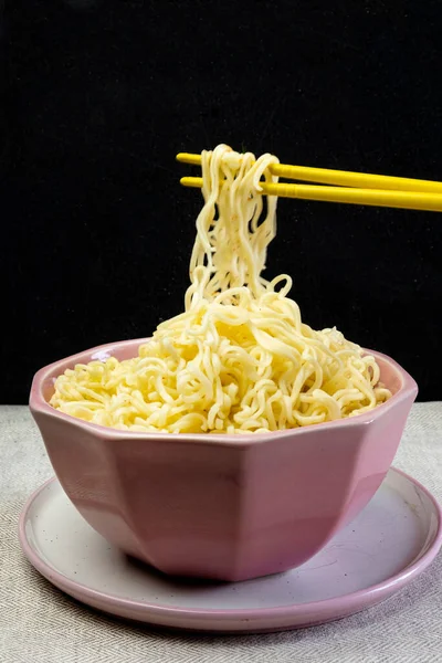 Quick Instant Noodles Pink Bowl Black Background Asian Chinese Noodles — Stock Photo, Image