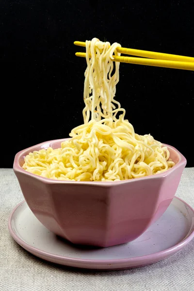 Quick Instant Noodles Pink Bowl Black Background Asian Chinese Noodles — Stock Photo, Image