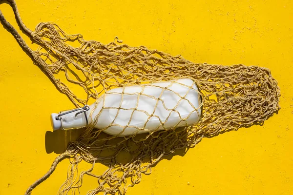 Botol Kaca Susu Dalam Kantong Belanja Jala Eko String Yang — Stok Foto