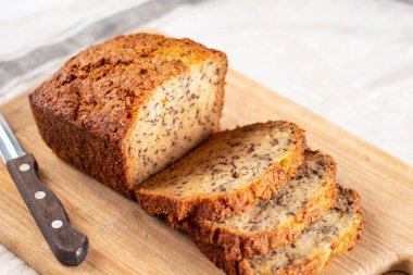 Dilimlenmiş muzlu ekmek ve haşhaş tohumlu kek. 