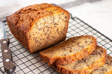 Dilimlenmiş muzlu ekmek ve haşhaş tohumlu kek. 