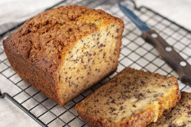 Dilimlenmiş muzlu ekmek ve haşhaş tohumlu kek. 