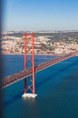 Portekiz, Lizbon 'daki Tejo nehrinin üzerindeki Ponte 25 de Abril Köprüsü' nden (25 Nisan Köprüsü) görüntü. Portekiz 'deki Altın Kapı Köprüsü. 