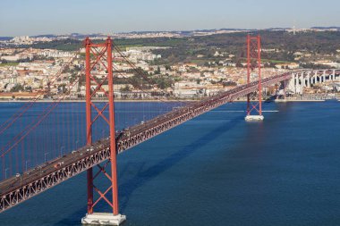 Portekiz, Lizbon 'daki Tejo nehrinin üzerindeki Ponte 25 de Abril Köprüsü' nden (25 Nisan Köprüsü) görüntü. Portekiz 'deki Altın Kapı Köprüsü. 
