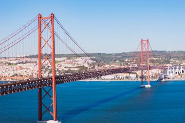 Portekiz, Lizbon 'daki Tejo nehrinin üzerindeki Ponte 25 de Abril Köprüsü' nden (25 Nisan Köprüsü) görüntü. Portekiz 'deki Altın Kapı Köprüsü. 