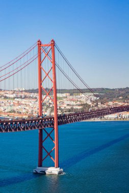 Portekiz, Lizbon 'daki Tejo nehrinin üzerindeki Ponte 25 de Abril Köprüsü' nden (25 Nisan Köprüsü) görüntü. Portekiz 'deki Altın Kapı Köprüsü. 