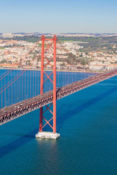 ポルトガルのリスボンにあるTejo川に架かるPonte Abril橋 4月25日橋 のアルマダからの眺め ポルトガルのゴールデンゲートに似た橋 — ストック写真