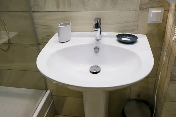 Interruptor Água Torneira Brilhante Metal Prateado Pia Cerâmica Banheiro Spa — Fotografia de Stock