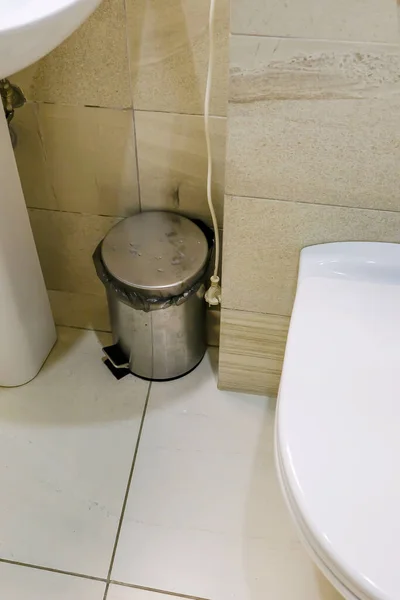 Latón Basura Metal Plateado Con Tapa Suelo Moderno Baño Del — Foto de Stock