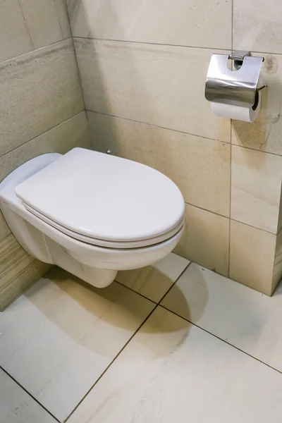 Asiento Inodoro Colgante Blanco Moderno Cuarto Baño Del Hotel Con —  Fotos de Stock