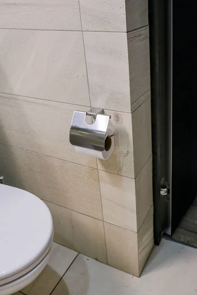 壁にタイルとトイレットペーパーが付いたモダンなホテルの家庭用バスルームの白い掛け布団のトイレ席 浴室の高級スパのインテリア — ストック写真