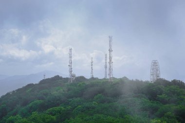 Dağların ve ormanın manzarası yukarıdan, Akhun tepeleri ve ormanın sabah sisi
