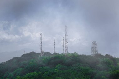 Dağların ve ormanın manzarası yukarıdan, Akhun tepeleri ve ormanın sabah sisi