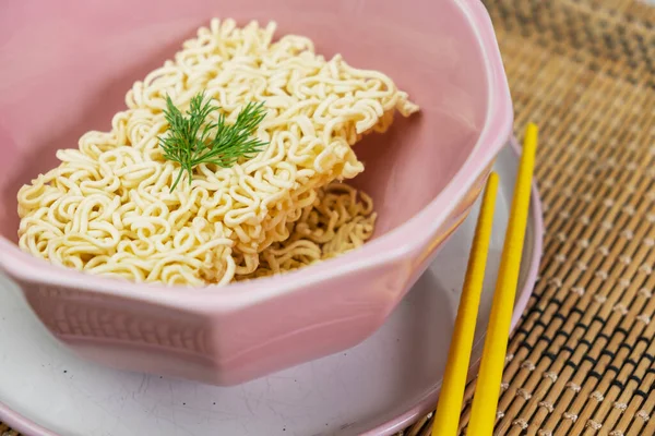 Macarrão Seco Instantâneo Rápido Com Salsa Tigela Rosa Tapete Bambu — Fotografia de Stock